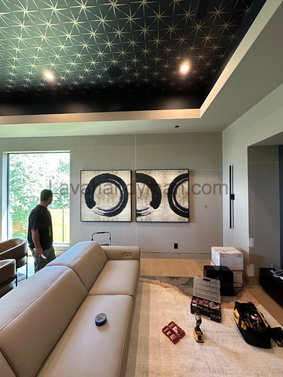 The Role of Artistic Wall Decor in Commercial Spaces