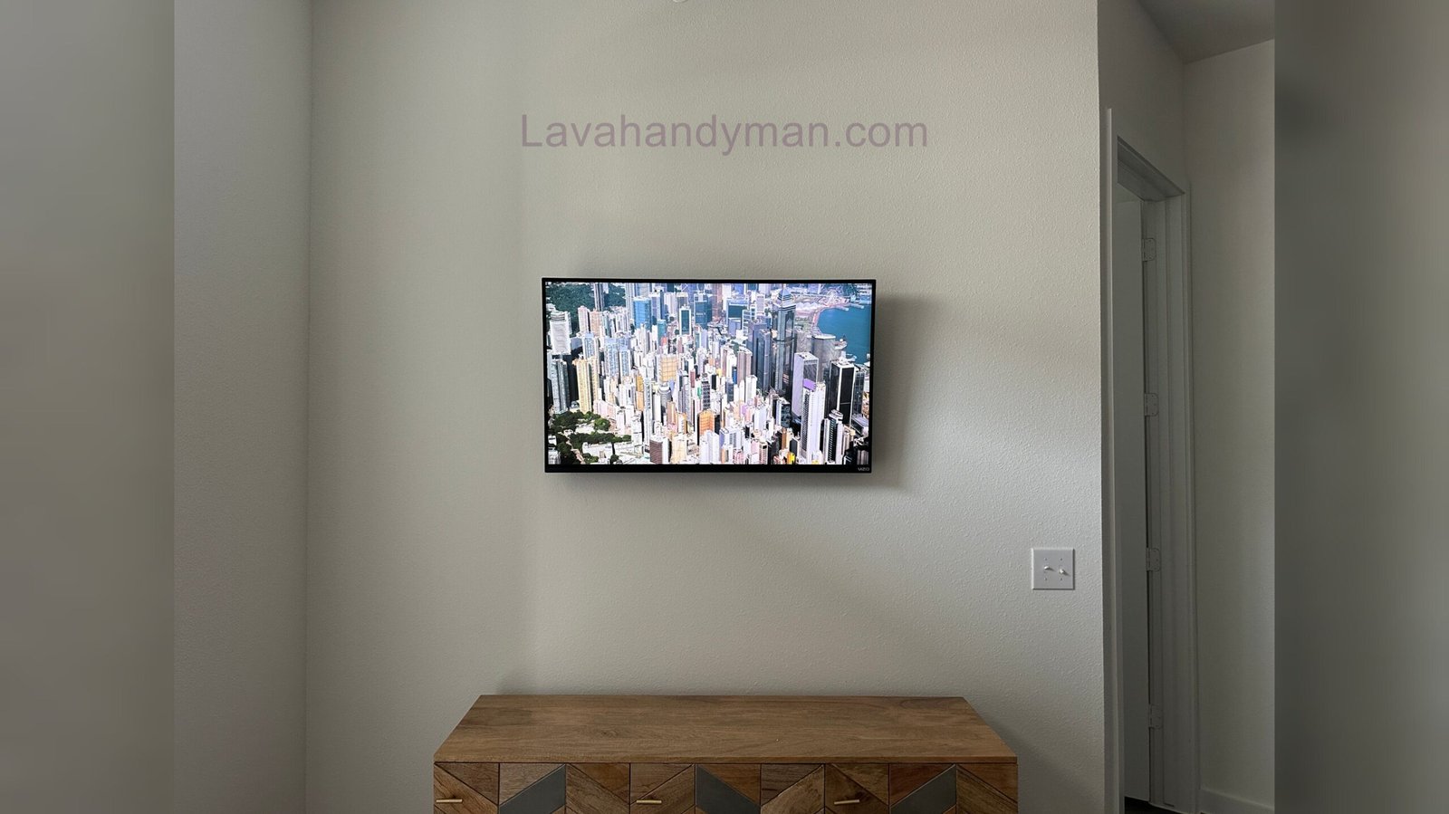 Wall-Mounted TV with Hidden Cables: The Secret to a Stylish Living Room